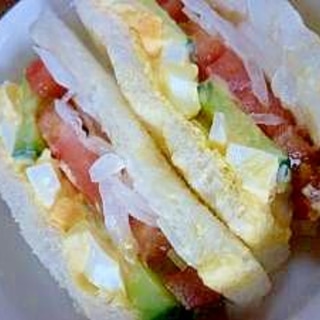 ゆで卵・きゅうり・トマト・新玉のサンドウィッチ